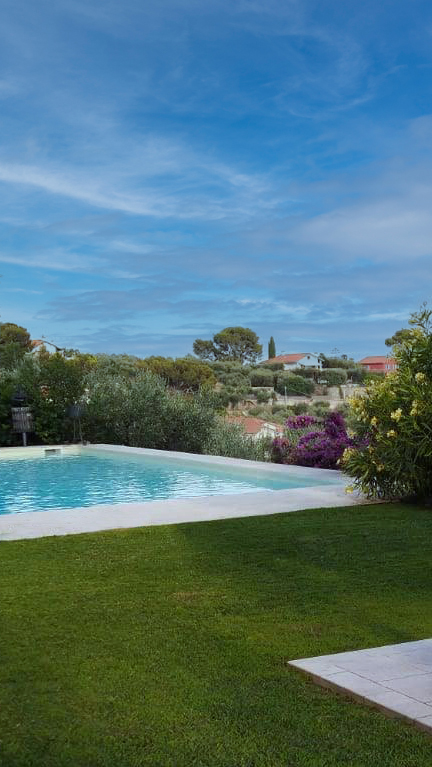 Piscina interrata e prato verde a Imperia