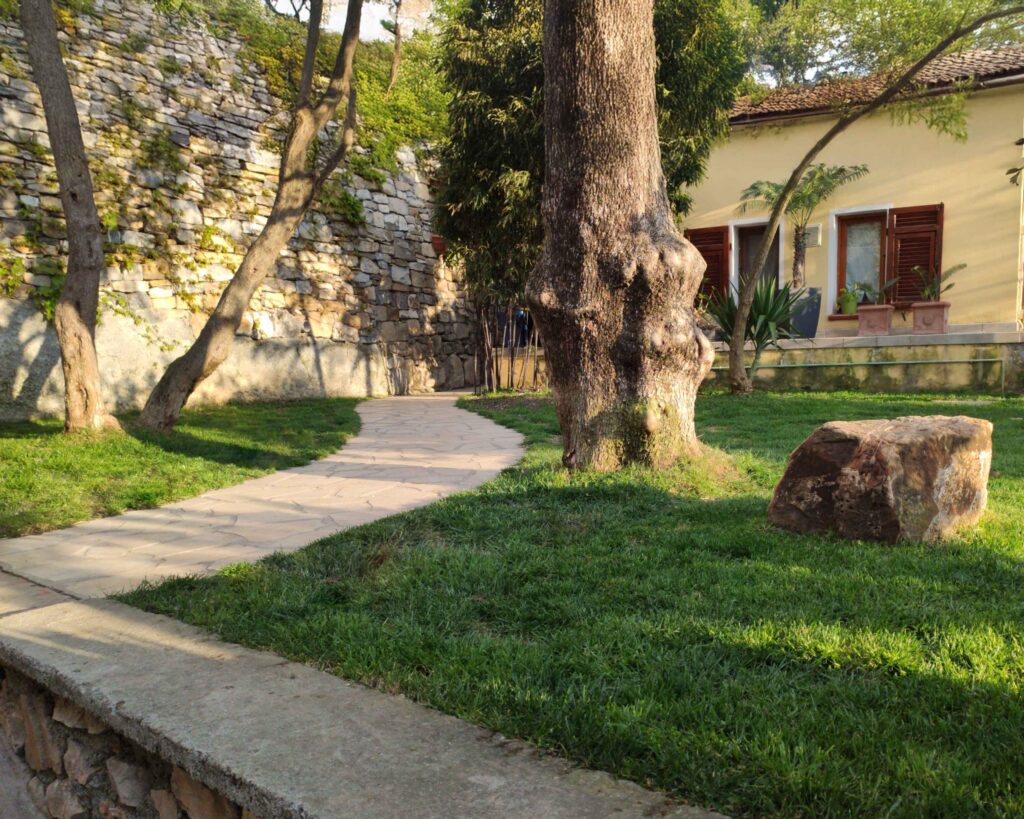 Giardino con alberi a Porto Maurizio