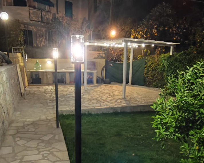 Illuminazione giardino in esterno di notte a Imperia