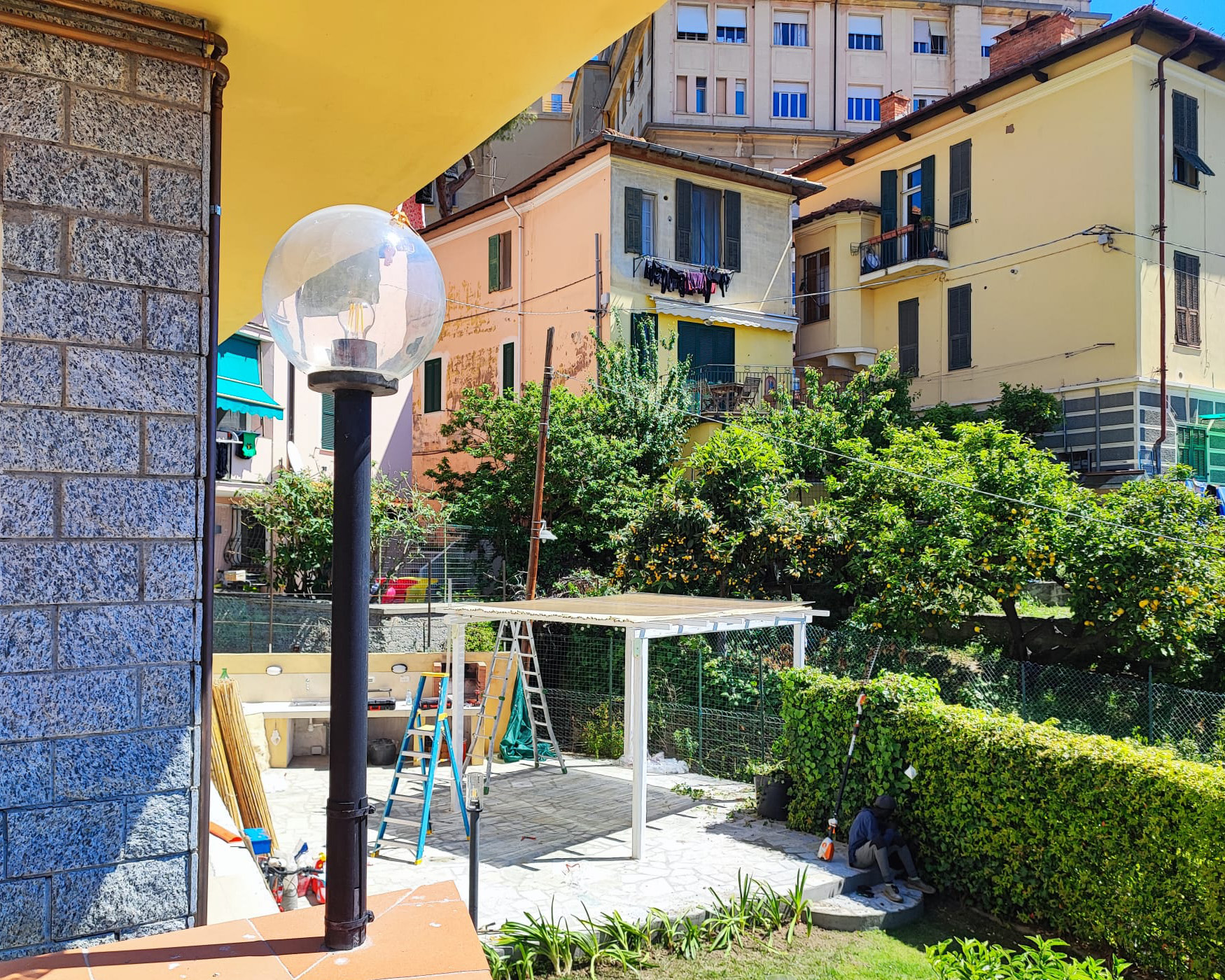 Installazione pergola e impianto illuminazione esterno condominio a Imperia