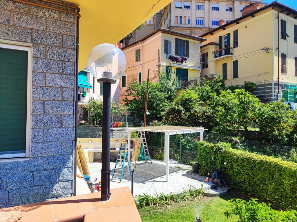Installazione pergola e impianto illuminazione esterno condominio a Imperia
