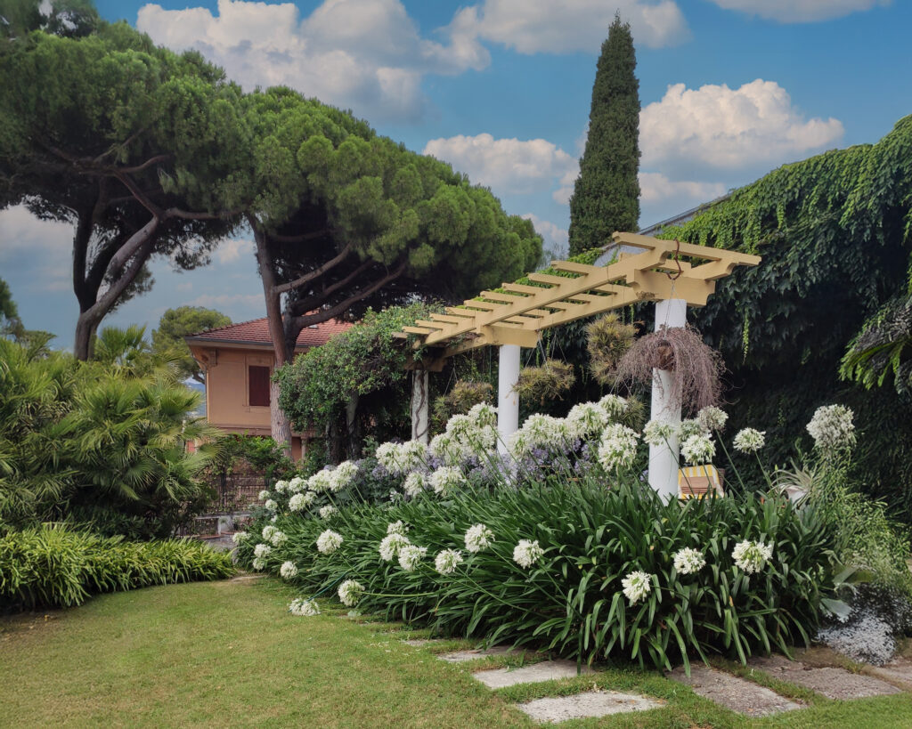 Giardino con prato e fiori lusso