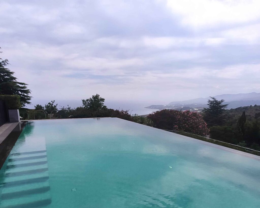 Piscina a filo vista mare Imperia