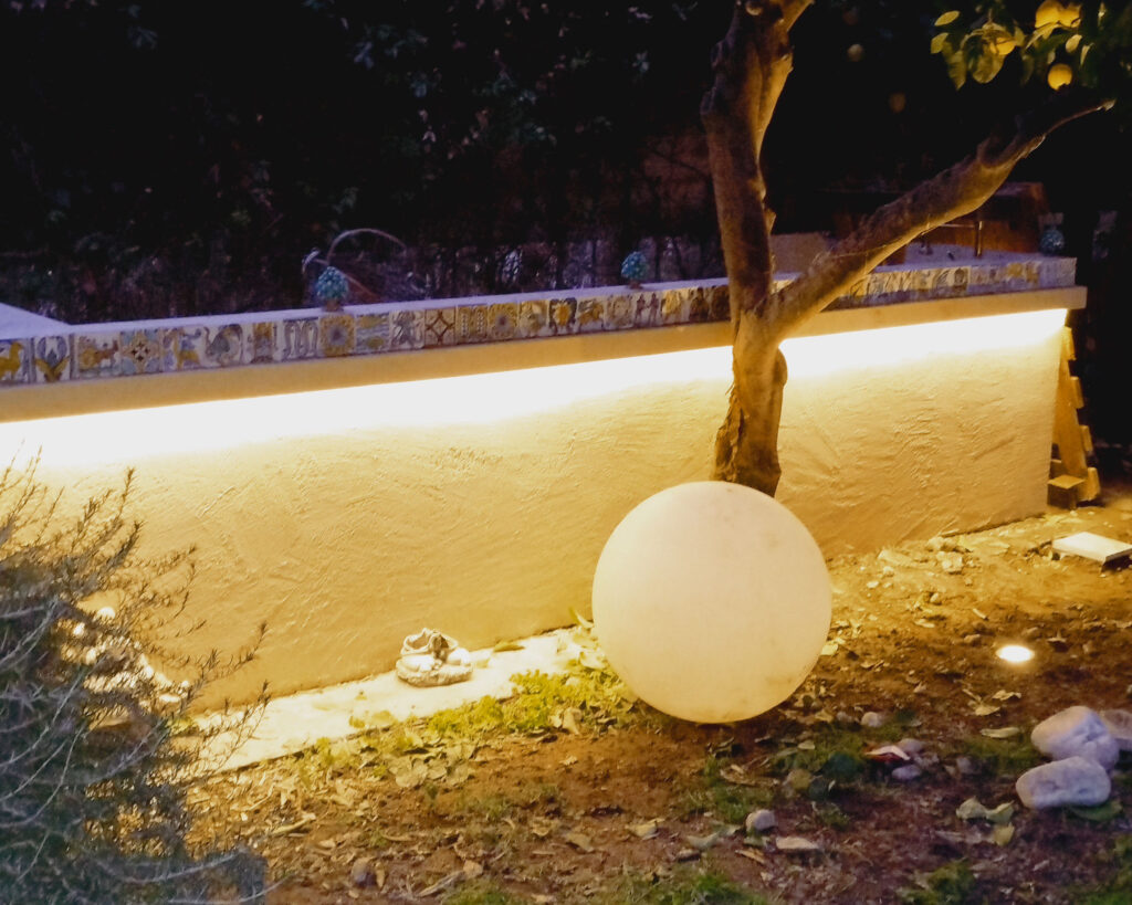 Illuminazione esterna ripiano giardino
