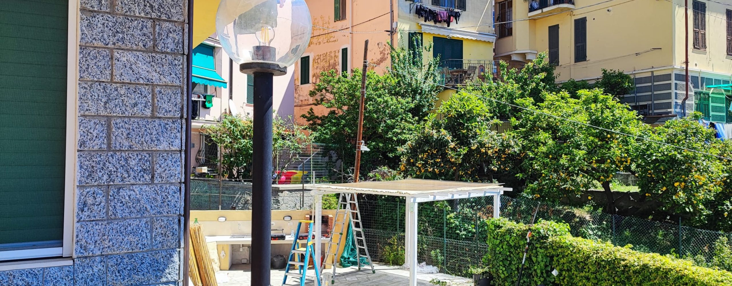 Installazione pergola e impianto illuminazione esterno condominio a Imperia